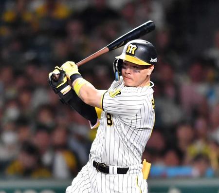 　６回、左前に適時打を放つ佐藤輝（撮影・中田匡峻）