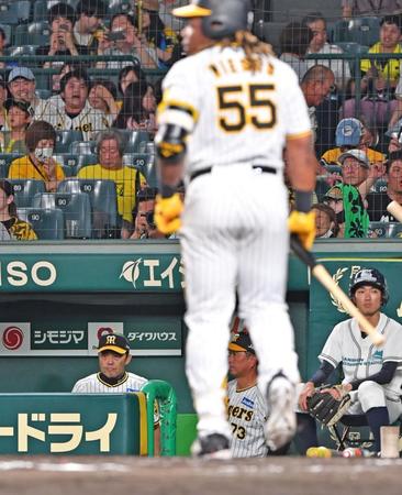 　９回、ミエセス（右）が見逃し三振に倒れ、席を立つ岡田監督（撮影・中田匡峻）