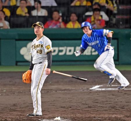 　６回、牧（２）に勝ち越し３ランを浴びる大竹（撮影・立川洋一郎）