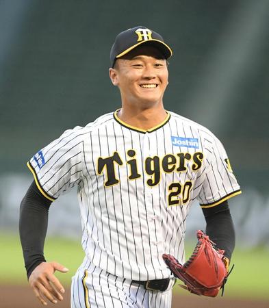 　６回、得点を許さず投げ終え笑顔でベンチに戻る森木（撮影・石井剣太郎）