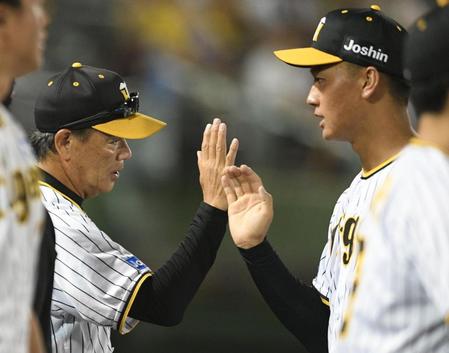 　試合に勝利し、和田２軍監督（左）とタッチをかわす森木（撮影・石井剣太郎）