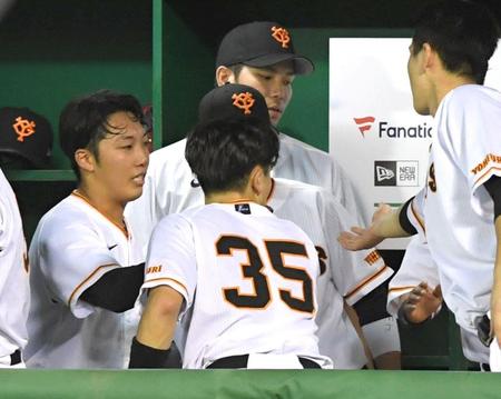 　５回、犠打を決め、ナインに祝福される赤星（左）＝撮影・北村雅宏