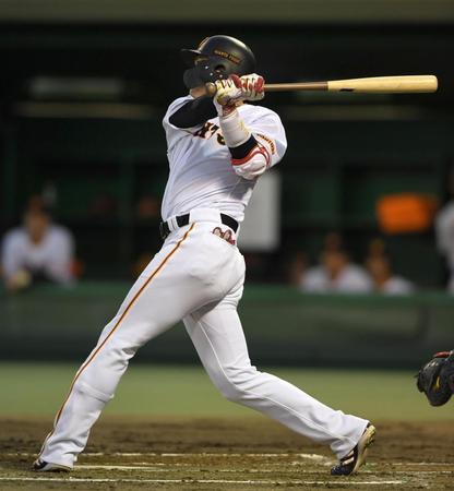 　１回、先制犠飛を放つ坂本（撮影・北村雅宏）