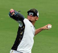 　キャッチボールする伊藤将（撮影・山口登）