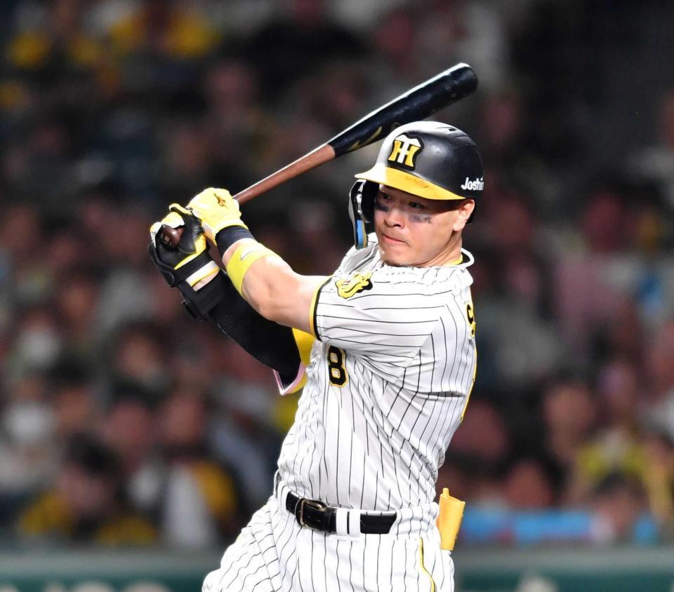 　６回、左前に適時打を放つ佐藤輝（撮影・中田匡峻）