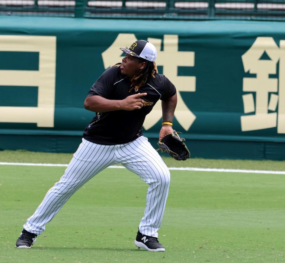 　ノックの打球を追うミエセス（撮影・山口登）