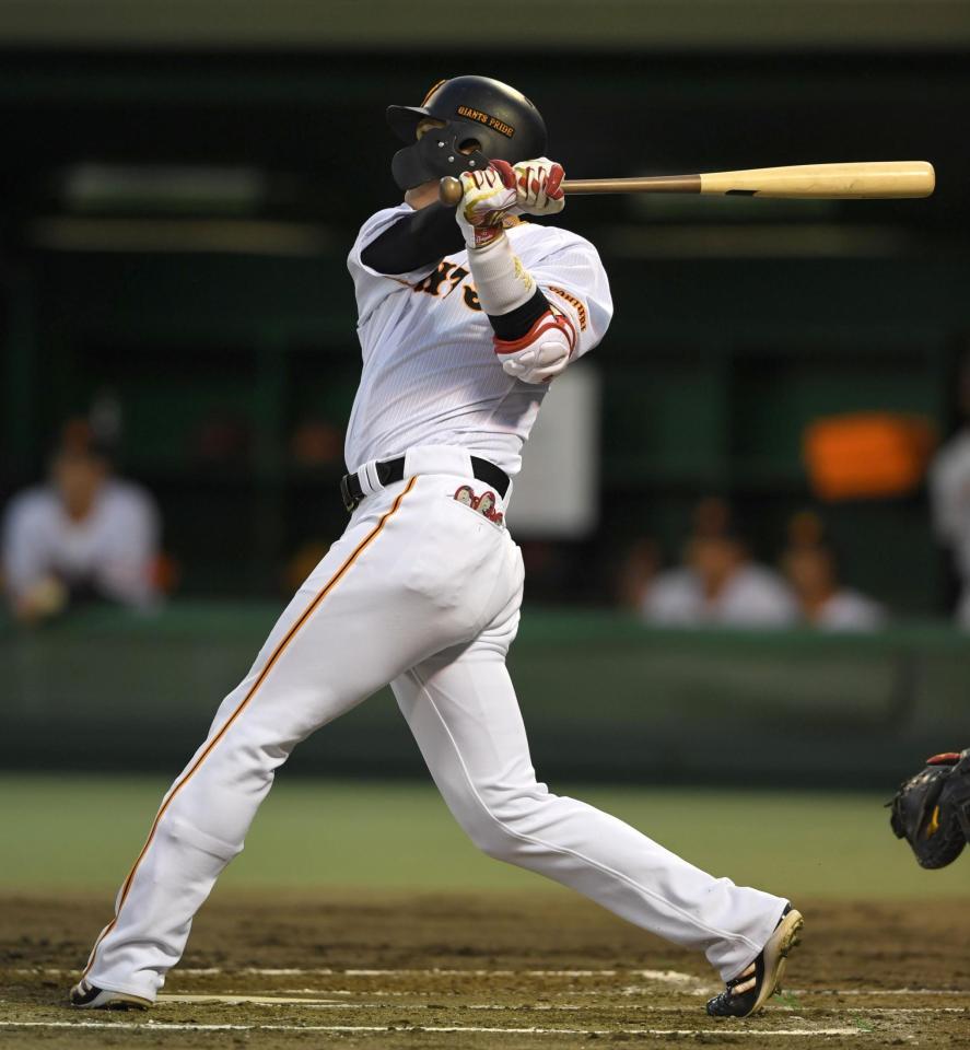 　１回、先制犠飛を放つ坂本（撮影・北村雅宏）