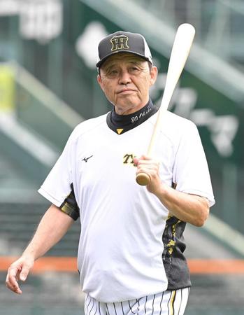 　練習を見守る岡田監督