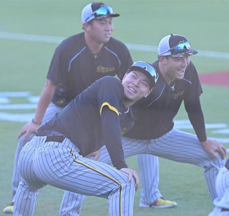 　試合前、準備運動する佐藤輝（手前）＝撮影・高部洋祐