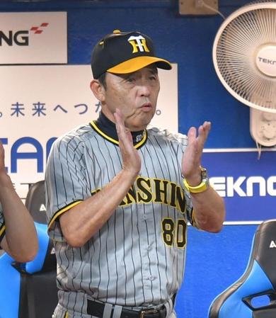 　３回、打者・ミエセスの時にパスボールで一走・中野が二塁に進塁し、拍手する岡田監督（撮影・西岡正）