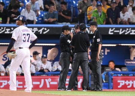 　３回、阪神の攻撃中に集まる審判団（撮影・堀内翔）