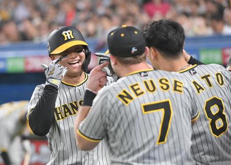 　２回、先制ソロを放ち、仲間の祝福を受ける森下（左）＝撮影・高部洋祐