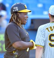 　打撃練習で笑顔を見せるミエセス（撮影・西岡正）