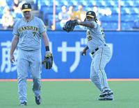 　試合前、左翼の位置でシートノックを受けるミエセス。左はノイジー（撮影・高部洋祐）