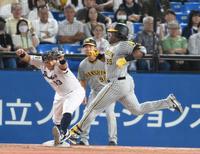 　３回、三ゴロに倒れるも一塁まで全速力で走るミエセス（撮影・堀内翔）