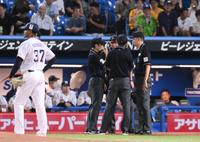 　３回、阪神の攻撃中に集まる審判団（撮影・堀内翔）