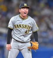 　７回、村上を三振に打ち取り、吠える村上（撮影・西岡正）