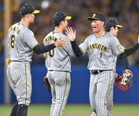　ヤクルトに勝利し、笑顔で佐藤輝（左）とタッチする森下（撮影・西岡正）