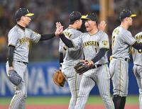 　ヤクルトに勝利し、笑顔で岩崎（左）とタッチする森下（撮影・西岡正）