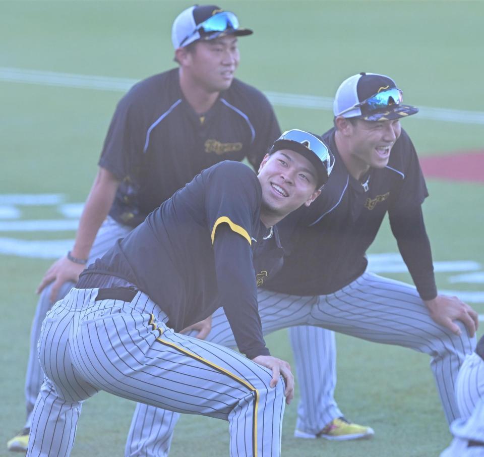 　試合前、準備運動する佐藤輝（手前）＝撮影・高部洋祐