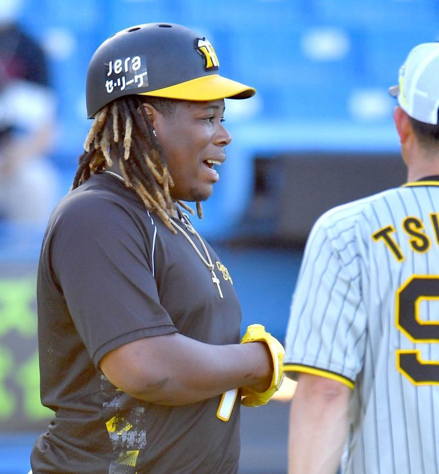 　打撃練習で笑顔を見せるミエセス（撮影・西岡正）