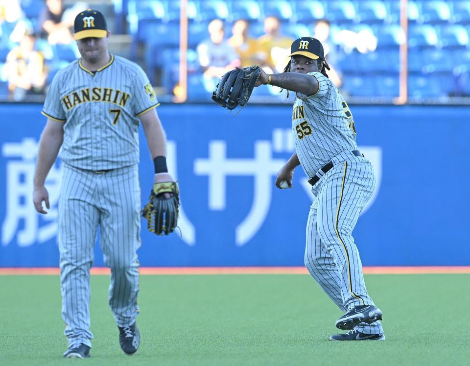 　試合前、左翼の位置でシートノックを受けるミエセス。左はノイジー（撮影・高部洋祐）