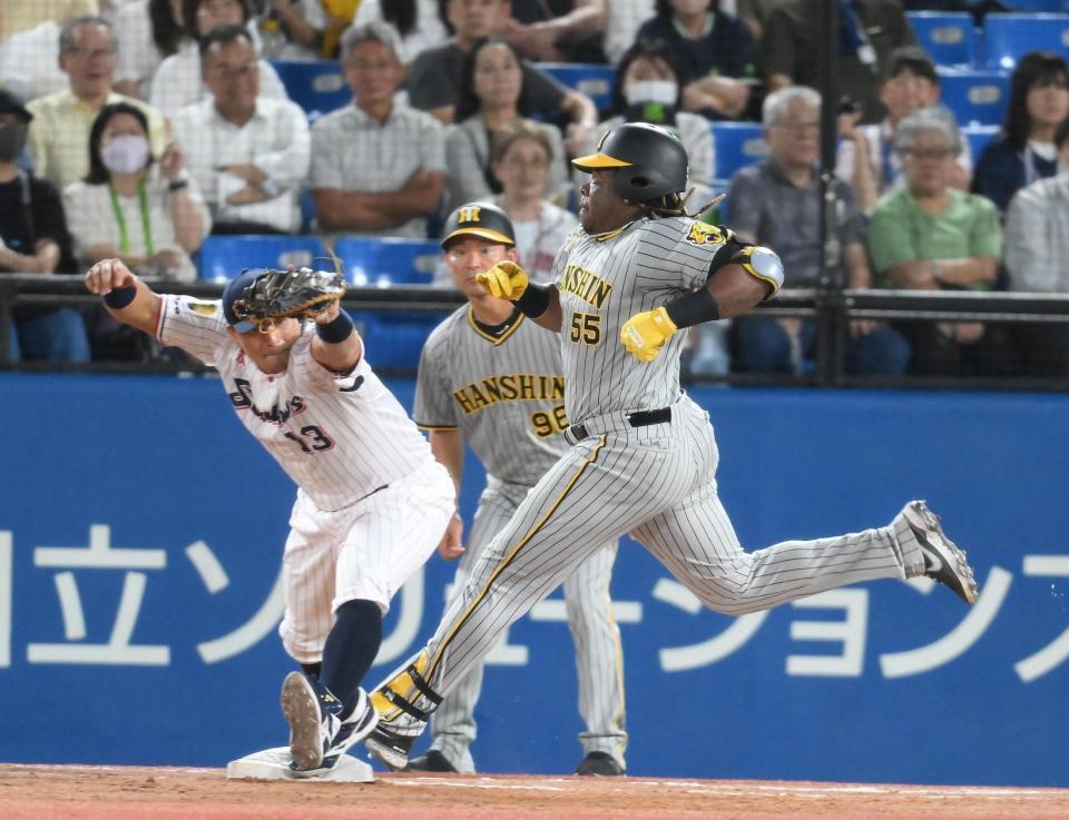 　３回、三ゴロに倒れるも一塁まで全速力で走るミエセス（撮影・堀内翔）