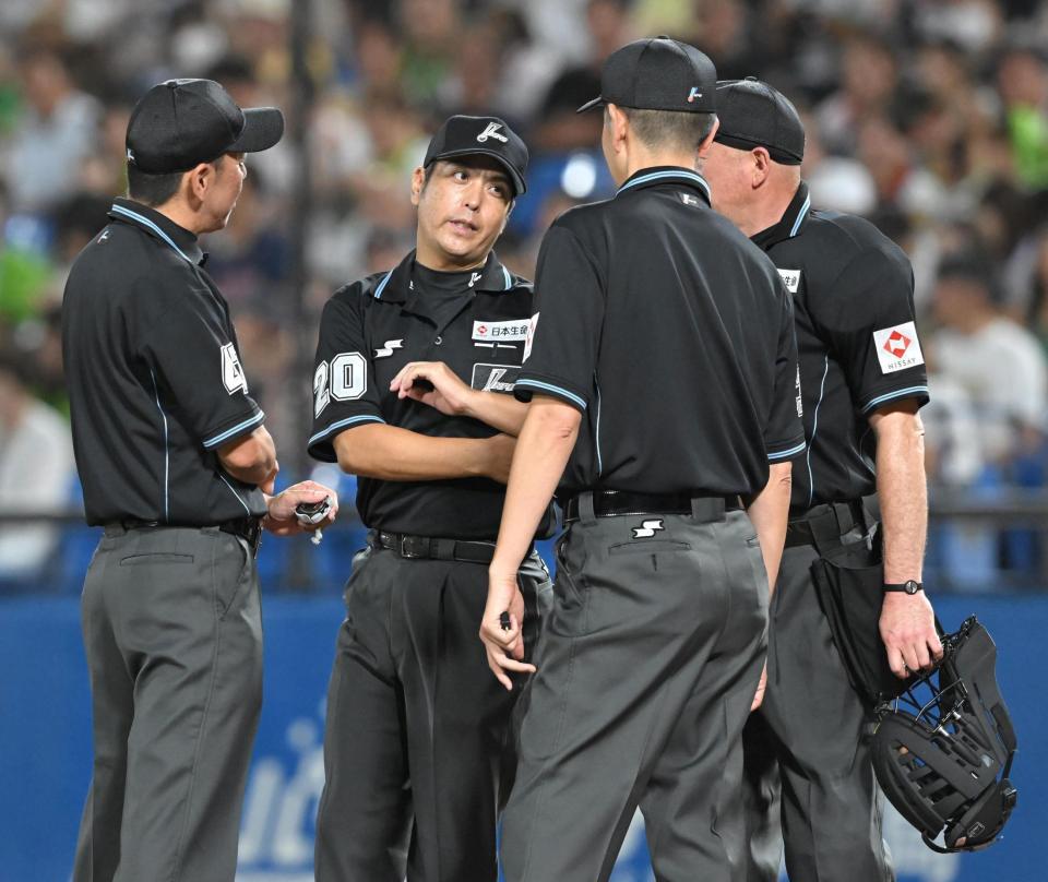 　３回、話し合う審判団（撮影・高部洋祐）