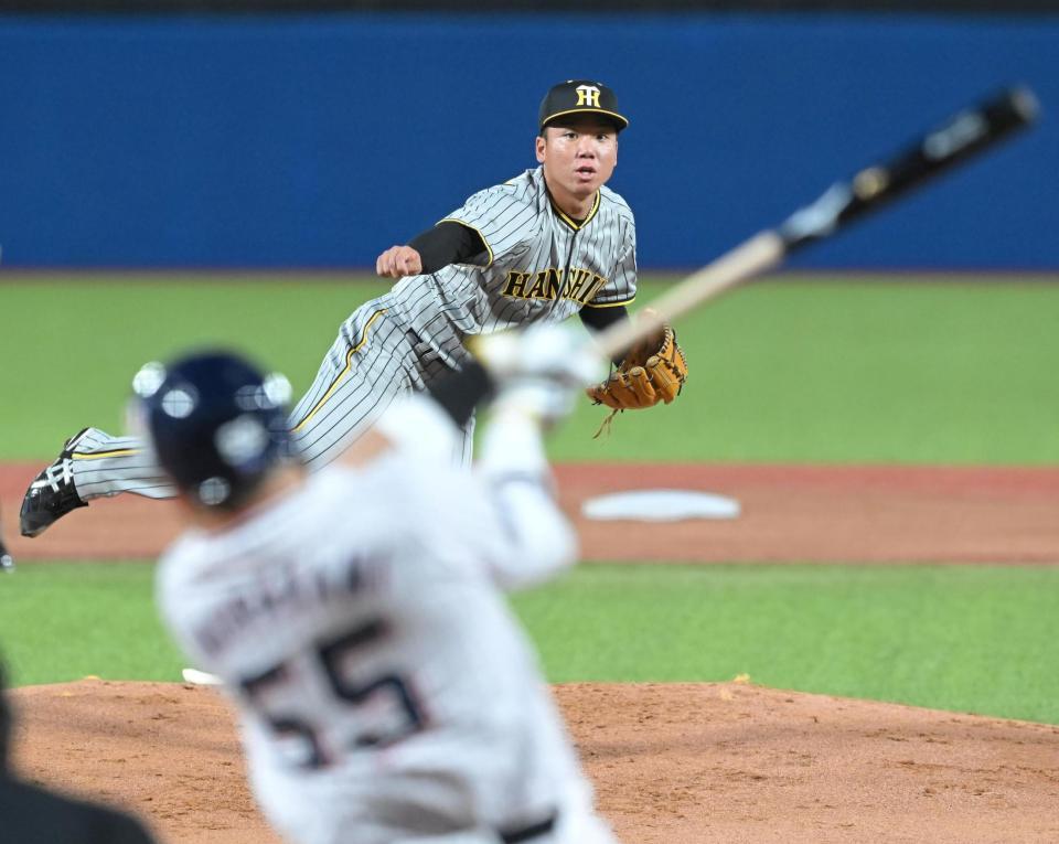 　１回、村上（手前）から空振りを奪う村上（撮影・高部洋祐）