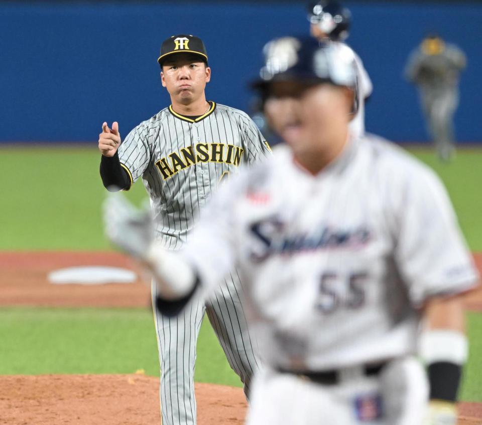 　１回、村上（手前）を見逃し三振に仕留めた村上（撮影・高部洋祐）