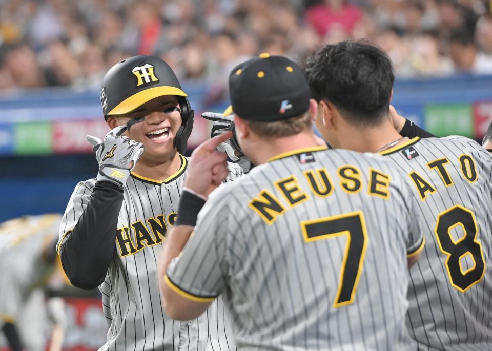 　２回、先制ソロを放ち、仲間の祝福を受ける森下（左）＝撮影・高部洋祐