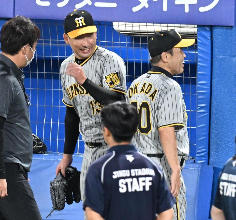 　帰り際に言葉を交わし笑顔の岩崎、岡田監督（撮影・金田祐二）