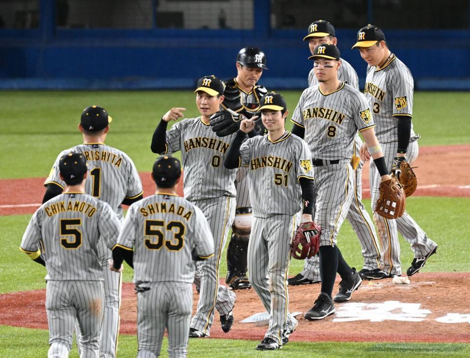 　勝利を喜ぶ阪神ナイン（撮影・金田祐二）