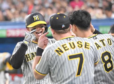 　２回、先制７号ソロを放ち祝福を受ける森下（撮影・高部洋祐）