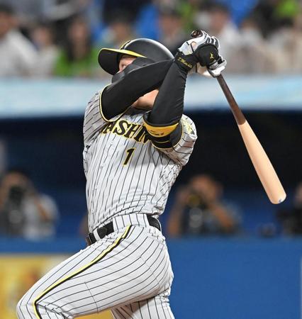 　８回、ソロを放つ森下（撮影・高部洋祐）