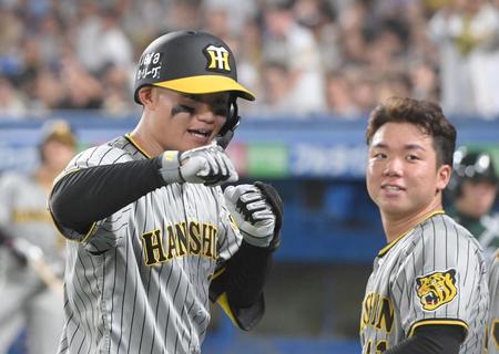 　８回、ソロを放ち、ガオガエンポーズを決める森下。右は村上（撮影・高部洋祐）