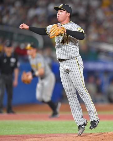 　６回を三者三振で終え、飛び上がる村上（撮影・西岡正）