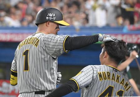 　８回、ソロを放ち、村上（右）の頭に手を置く森下（撮影・高部洋祐）