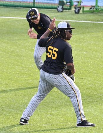 　ミエセスが投手のけん制のマネに合わせて大山が走る（撮影・金田祐二）