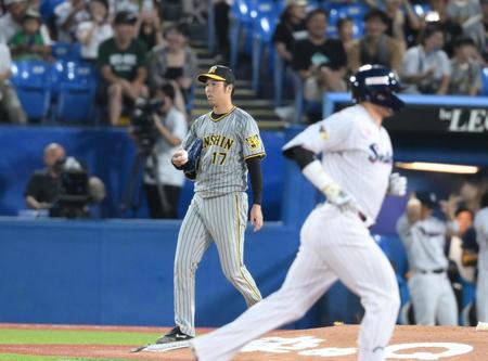 １回、村上（手前右）に先制の２ランを浴びた青柳（撮影・堀内翔）