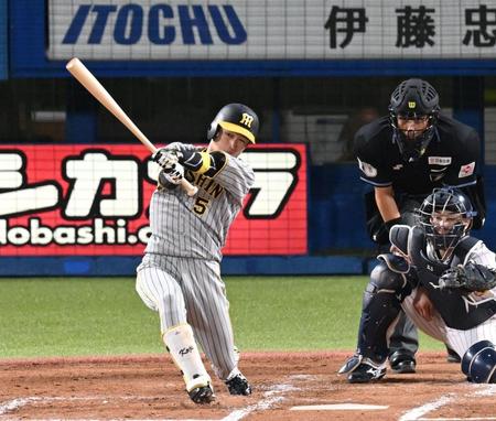 ３回、右前適時打を放つ近本（撮影・金田祐二）