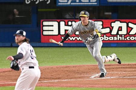 ３回、右前適時打を放つ近本（撮影・金田祐二）