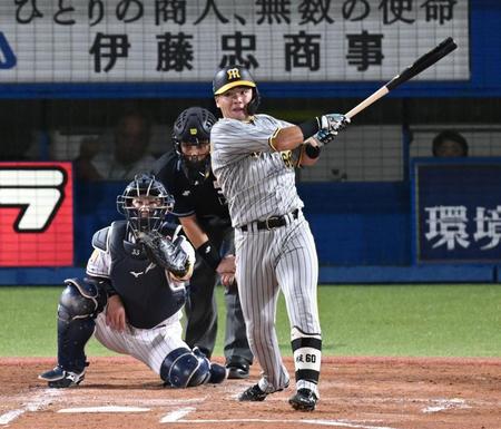 　３回、逆転２点三塁打を放つ小野寺（撮影・金田祐二）