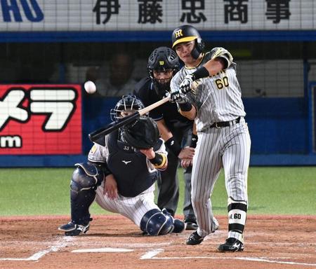 ３回、逆転２点三塁打を放つ小野寺（撮影・金田祐二）