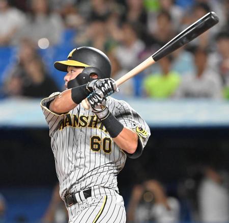 ３回、逆転の２点適時三塁打を放つ小野寺（撮影・高部洋祐）