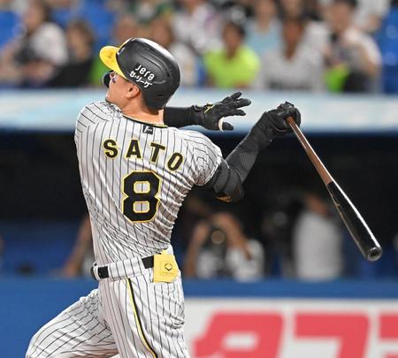 　３回、３ランを放つ佐藤輝（撮影・高部洋祐）