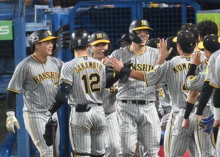 　３回、３ランを放ち迎えられる佐藤輝。後方は小野寺（撮影・堀内翔）