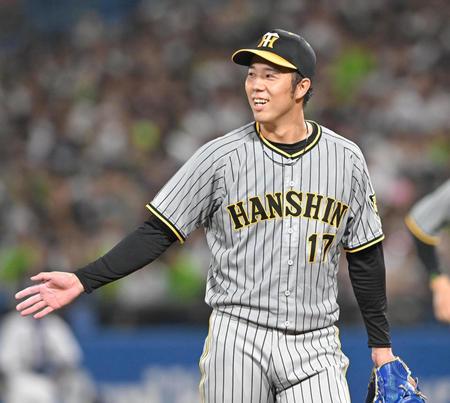 　４回を投げ終え、笑顔でベンチに戻る青柳（撮影・高部洋祐）