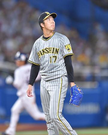 　１回、村上に先制２ランを浴びた青柳（撮影・西岡正）