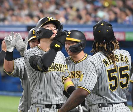 　３回、３ランを放ち、ミエセス（右）と共にポーズを決める佐藤輝（撮影・高部洋祐）